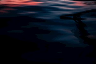 黄昏下的波光粼粼水面