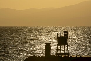 黄昏海边的救生员瞭望塔