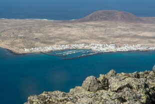 俯瞰蓝色海湾与岸边小镇