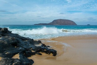海边沙滩与礁石风景图