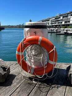 码头边的橙色救生圈