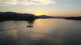 夕阳下宁静湖面的小船