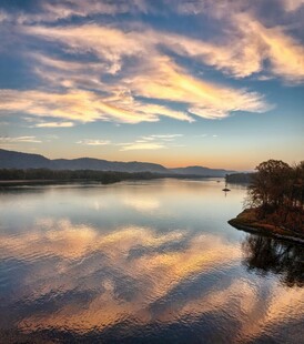 湖畔绚丽晚霞倒影美景