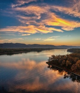 湖畔绚丽晚霞风景