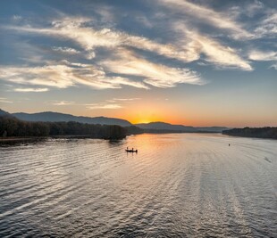 日落时分的宁静江面