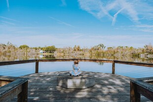 湖畔木台瑜伽 享自然宁静
