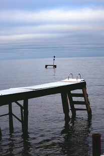 湖畔木码头 静谧水上景
