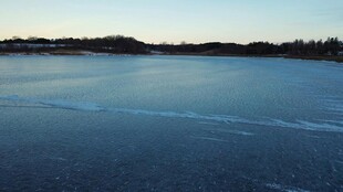 冬日冰封湖面景色