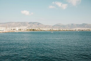 碧海蓝天远处山峦景色