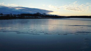 宁静湖面的黄昏美景