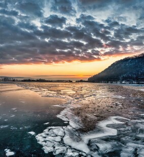 海边日落时的冰雪景观