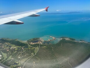 机上俯瞰碧海与陆地