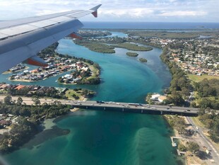 俯瞰美丽河畔城镇风光