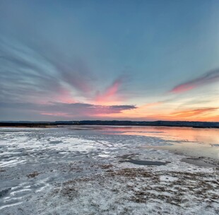 夕阳下的冰封湖面美景