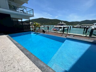 海 度假屋旁的清澈泳池