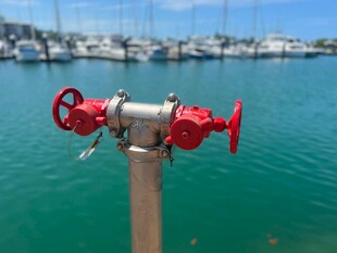 海边红色消防栓特写