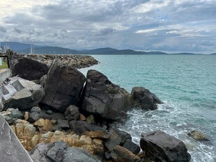 海边礁石与辽阔蔚蓝大海