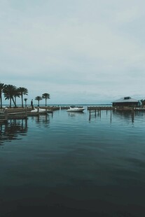 宁静湖畔码头风景