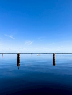 平静海面的水中立柱景观