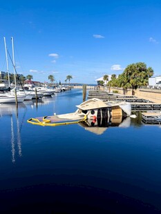 宁静海港中的船只与小屋