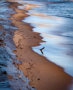 夕阳下的沙滩海浪美景