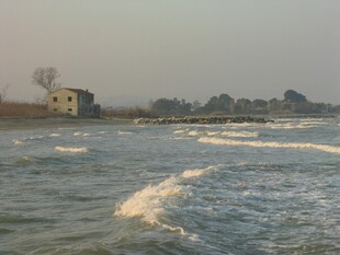 海边波浪与远处小屋