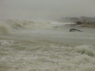 汹涌海浪拍打海岸景象