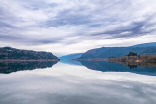 宁静湖面与远山的绝美倒影