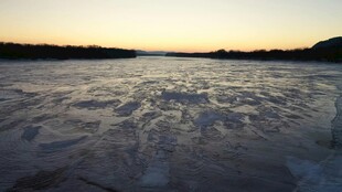 夕阳下的雪地景观