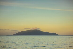 海上日落时的孤岛美景