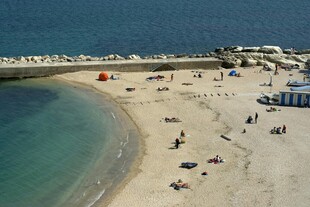 美丽海滨沙滩休闲场景