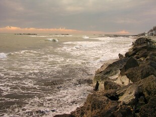 海边礁石与翻涌海浪