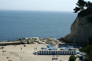 海边悬崖下的休闲沙滩