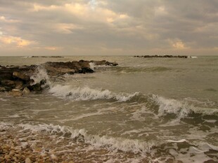 海边暮色下的翻涌浪花