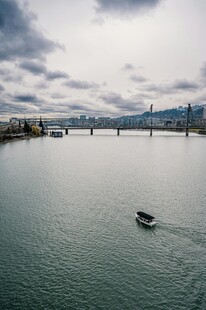 江面上的孤舟与远处桥梁
