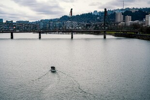 河上小船与远处桥梁风景