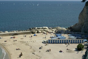 海滨沙滩热闹景象