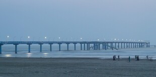 海滨长桥 暮色下的宁静景致