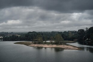 乌云下的静谧湖泊与岛屿