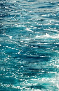 波光粼粼的蓝色海水