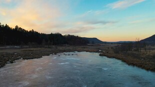 夕阳下宁静的河流风景