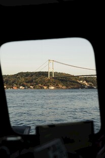 透过车窗看跨海大桥风景