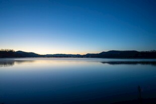 宁静湖面的美丽黄昏景色