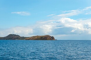 碧海蓝天中的孤耸小岛