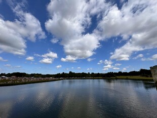 宁静湖面与蓝天白云美景