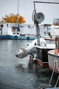 码头停泊的船只及船外机