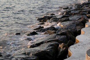 海边嶙峋岩石景观