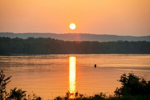 夕阳下的宁静湖面美景
