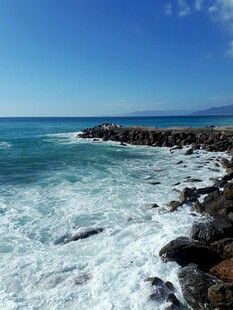 海浪拍打岸边礁石景观