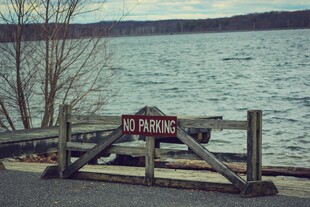 湖边禁止进入标志